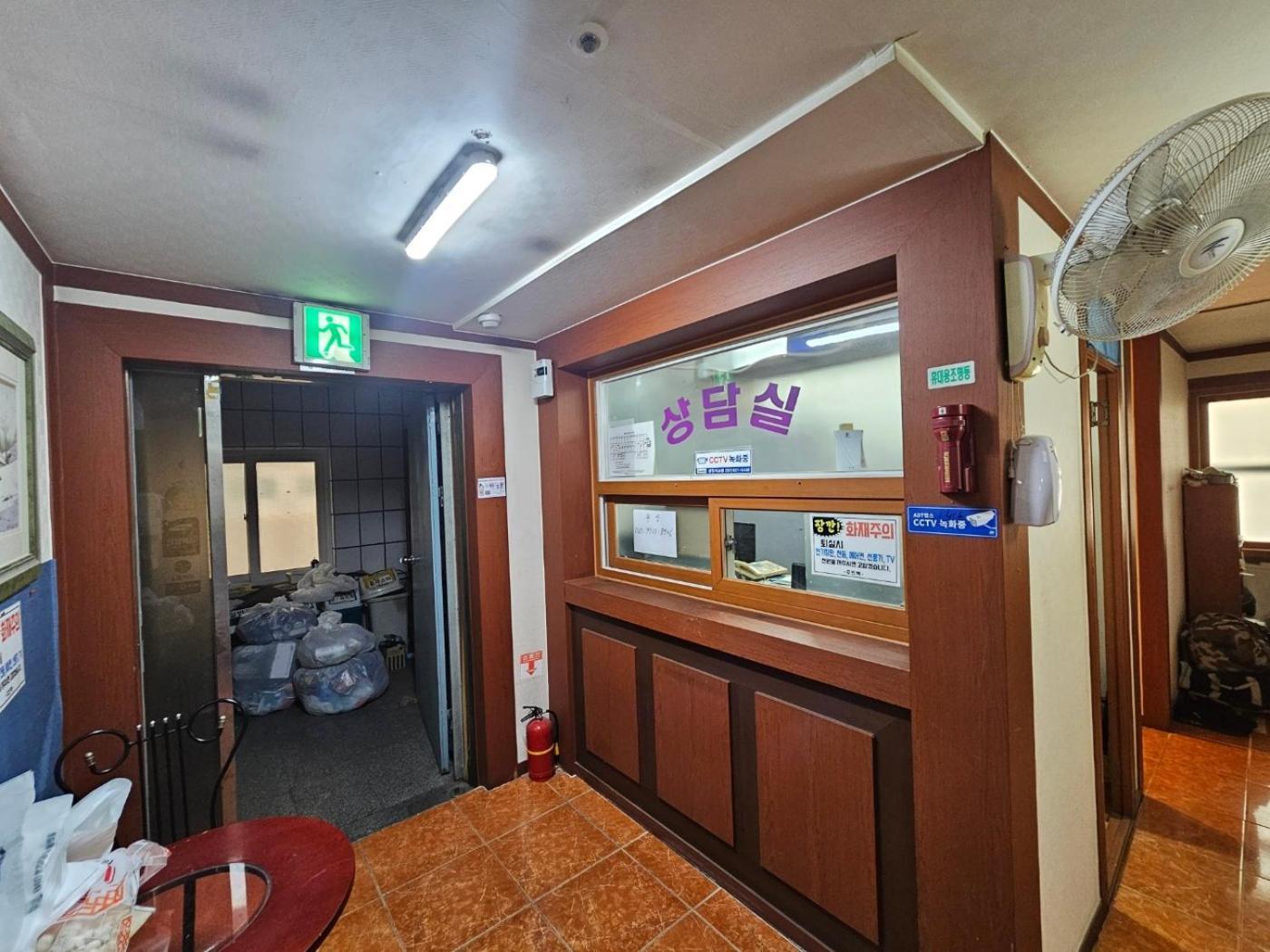 Mokhwatel Hostel Busan Bagian luar foto